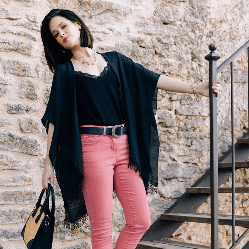 Poncho noir à dentelle et franges