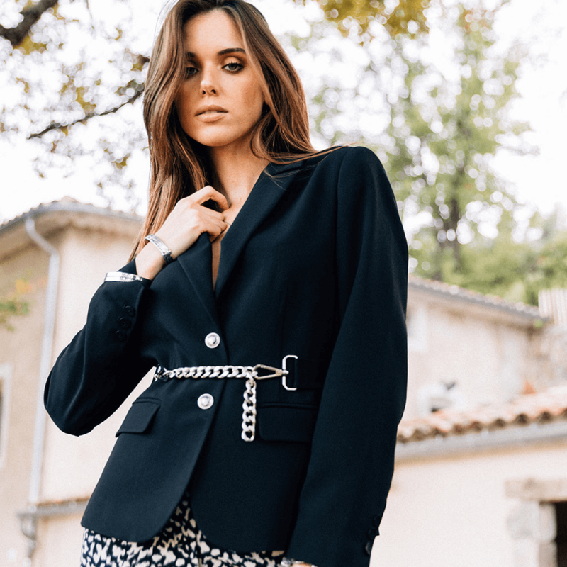 Veste de tailleur coloris noir en polyester recyclé avec ceinture chaine