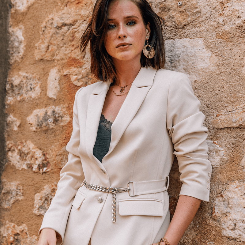 Veste de tailleur coloris crème en polyester recyclé avec ceinture chaine
