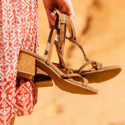 Sandales à talons carrés en cuir suédé coloris camel