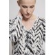 Pull doux motif zèbre écru et noir