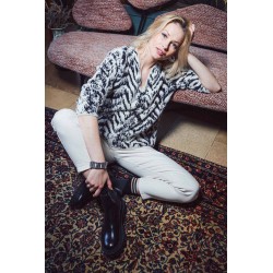 Pull doux motif zèbre écru et noir