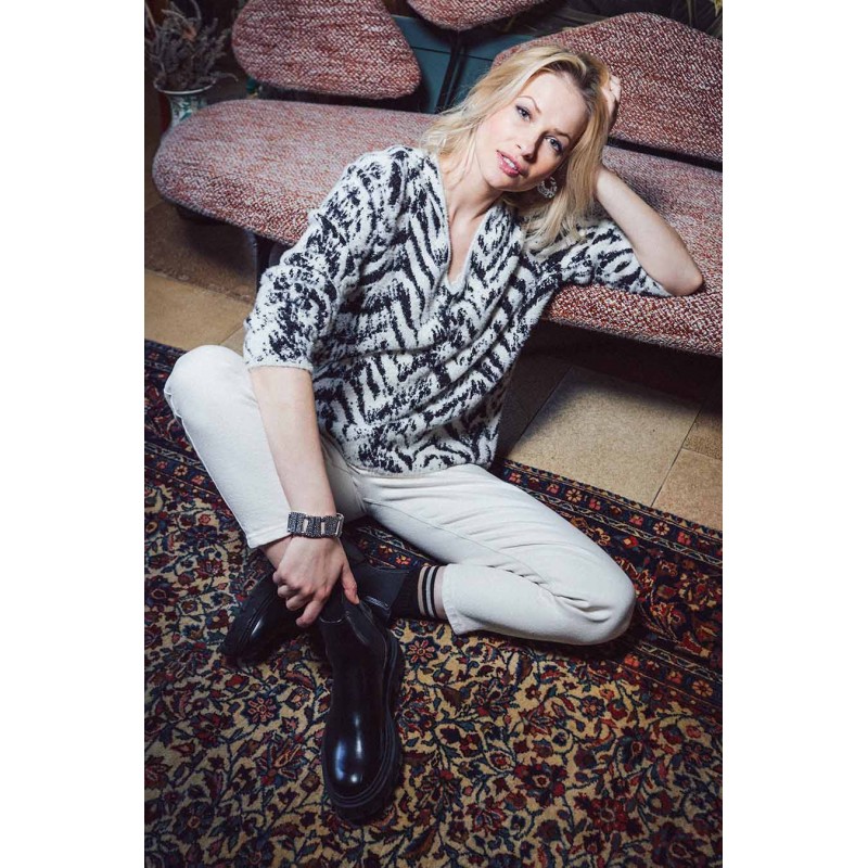 Pull doux motif zèbre écru et noir