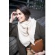Triangle en maille beige et lien similicuir