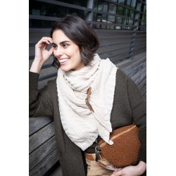 Triangle en maille beige et lien similicuir