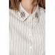 Chemise avec bijoux au col rayée écru et noir