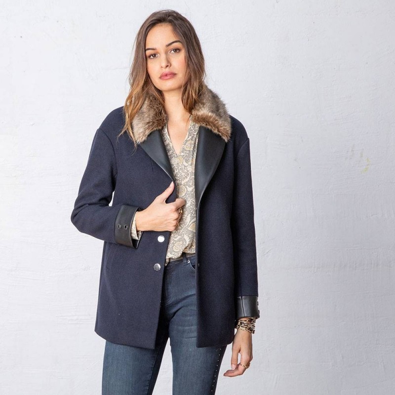 Paletot bleu marine en drap de laine avec col en fausse fourrure