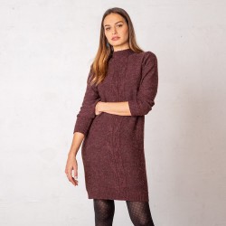 Robe pull lie de vin forme housse à col montant