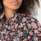 Blouse noire à l’imprimé floral rosé et au voile de satin