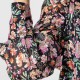 Blouse noire à l’imprimé floral rosé et au voile de satin