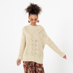 Großer gestrickter Pullover mit glänzenden Fäden