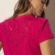 T-shirt rose avec encolure en V et broderie au dos