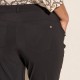 Pantalon noir coupe carotte et poches décoratives