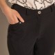 Pantalon noir coupe carotte et poches décoratives