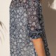 Blouse imprimé fleuri bleu et rose sur fond rayures argentées