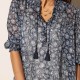 Blouse imprimé fleuri bleu et rose sur fond rayures argentées