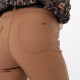 Pantalon slim enduit caramel en viscose durable