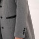 Manteau long gris et noir à capuche amovible et détails simili cuir