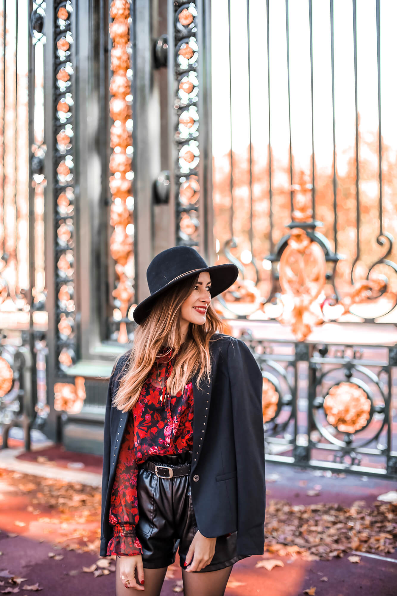  Justine, de rouge et noir vêtue, incarne parfaitement le style et l'esprit bohème-rock d'Elora