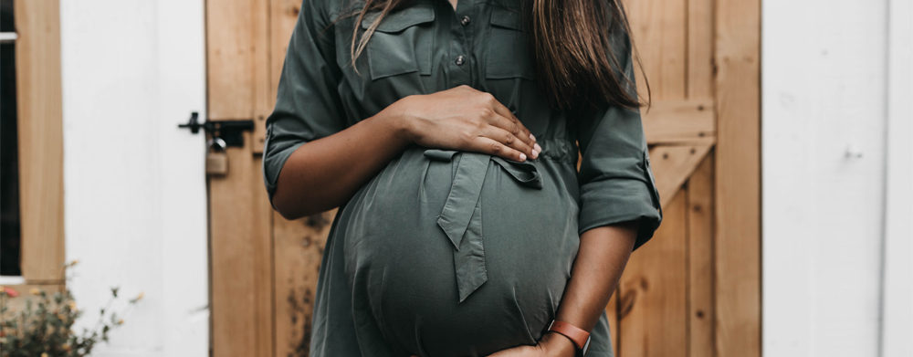 Comment s’habiller avec style pendant la grossesse