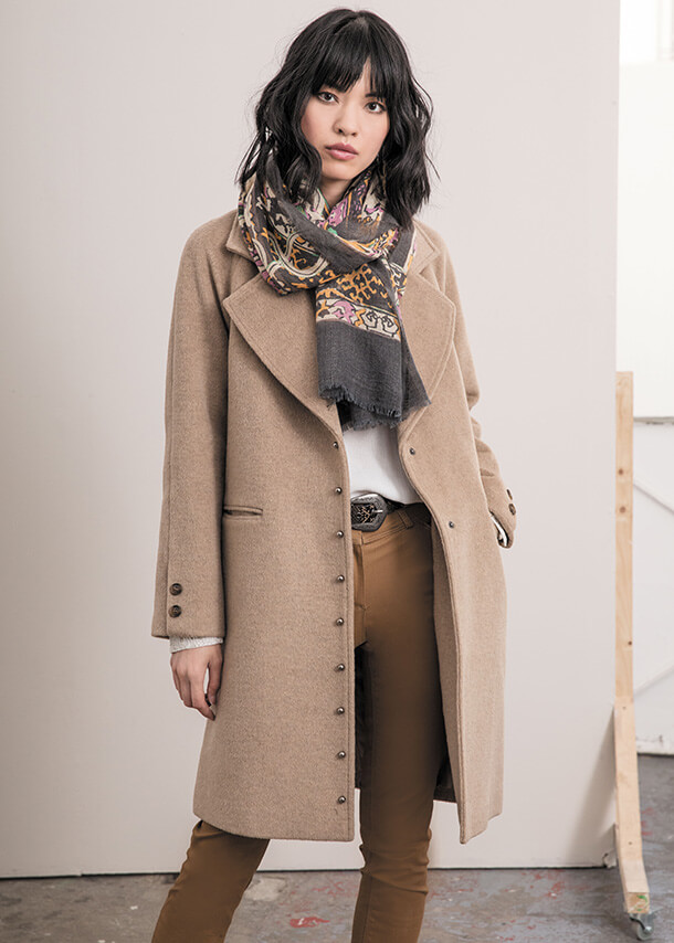 Equipe professionnelle marque elora vente a domicile prêt a porter femme