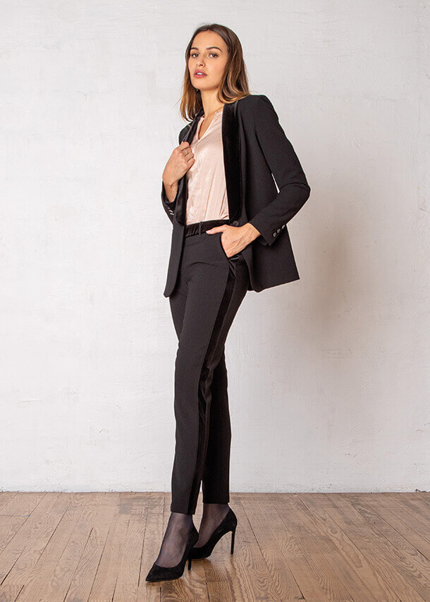Equipe professionnelle marque elora vente a domicile prêt a porter femme
