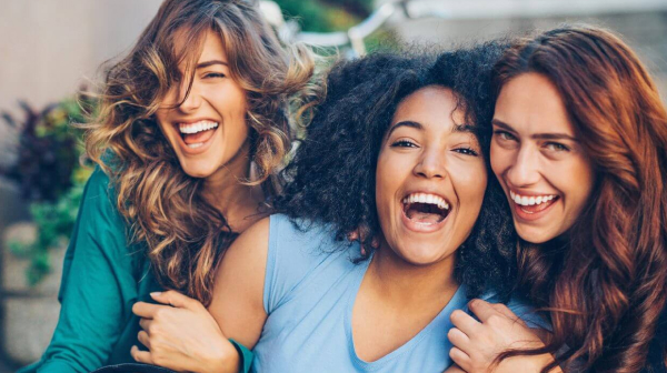 Equipe professionnelle marque elora vente a domicile prêt a porter femme